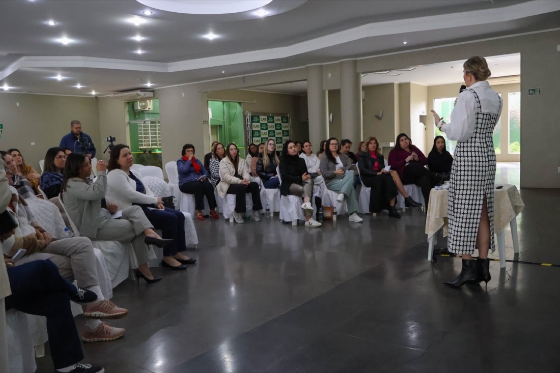 Mayra em palestra com participantes